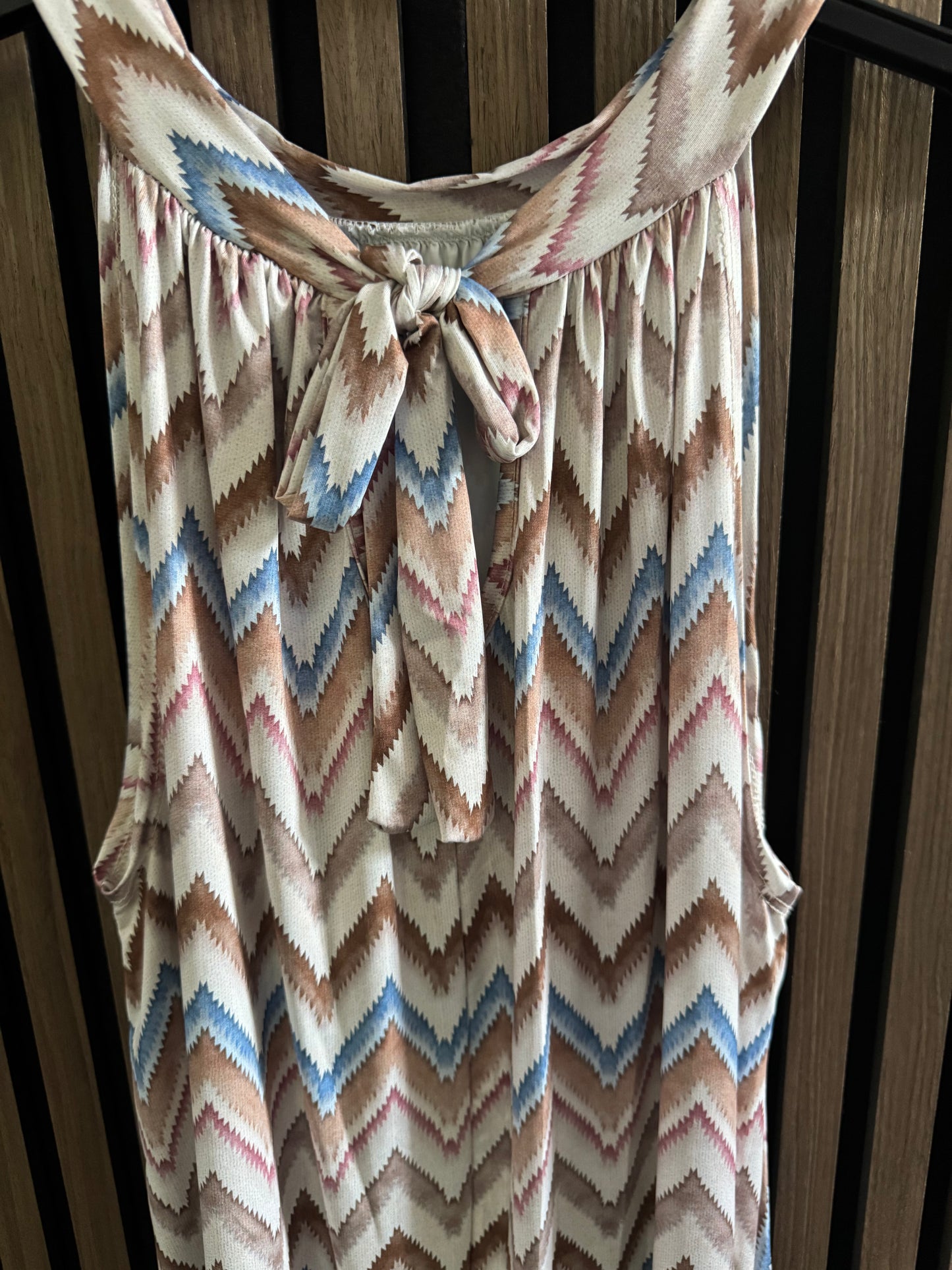 KURZES FLIESSENDES KLEID | MUSTER | BRAUN