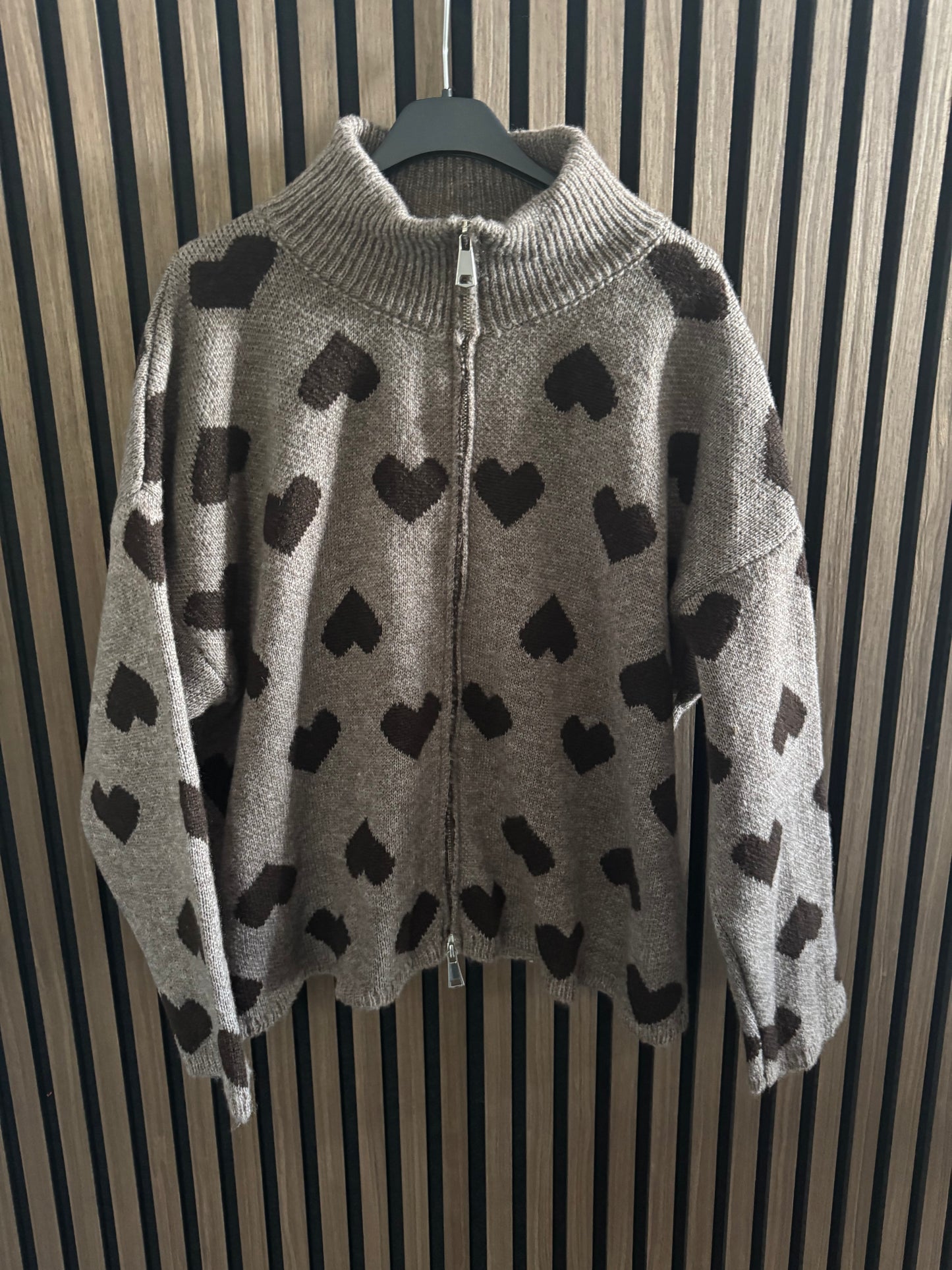 ZIPP STRICKJACKE | HERZCHEN | TAUPE-BRAUN