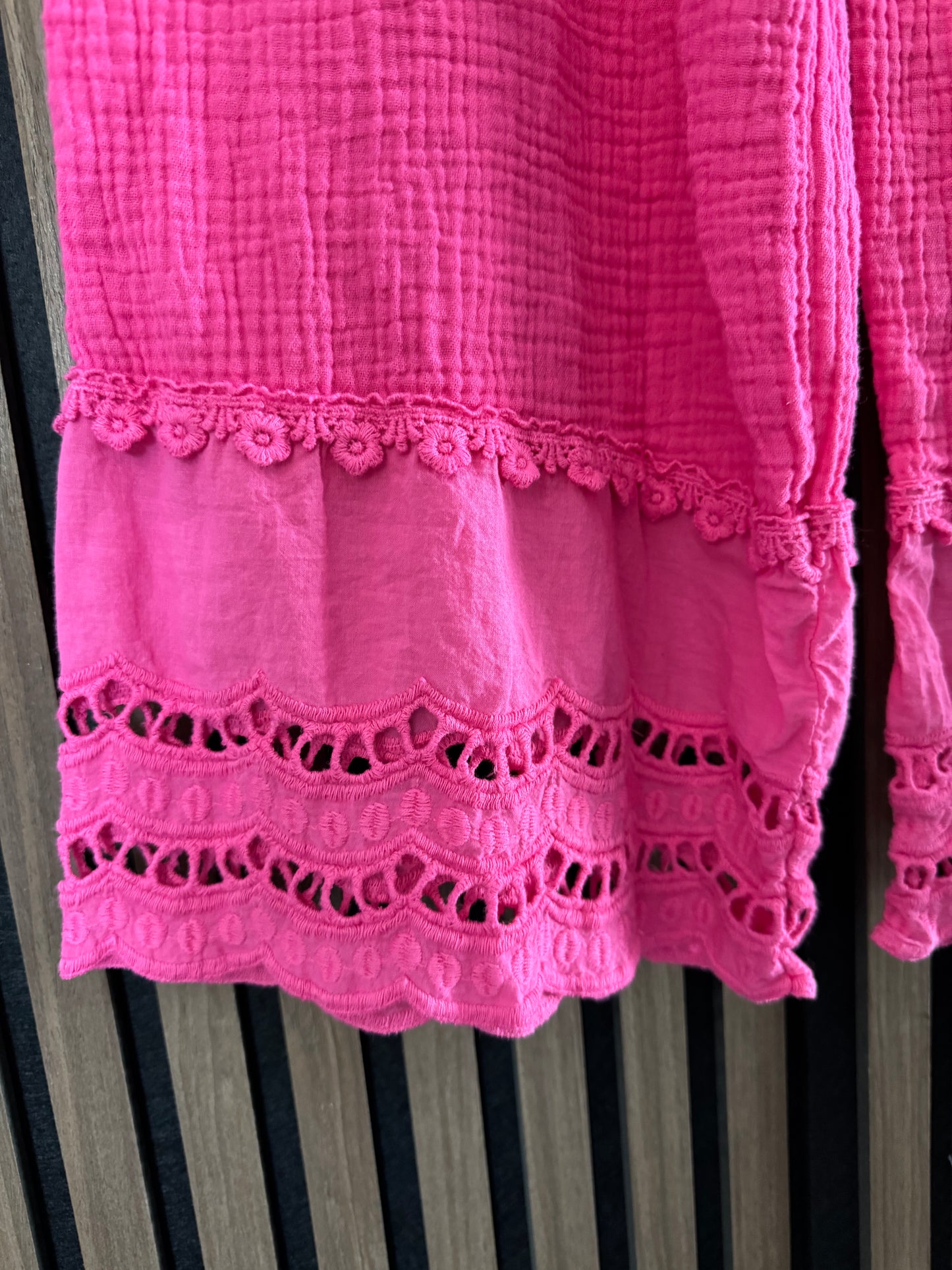 MUSSELIN HOSE MIT LOCHSTICKEREI | PINK