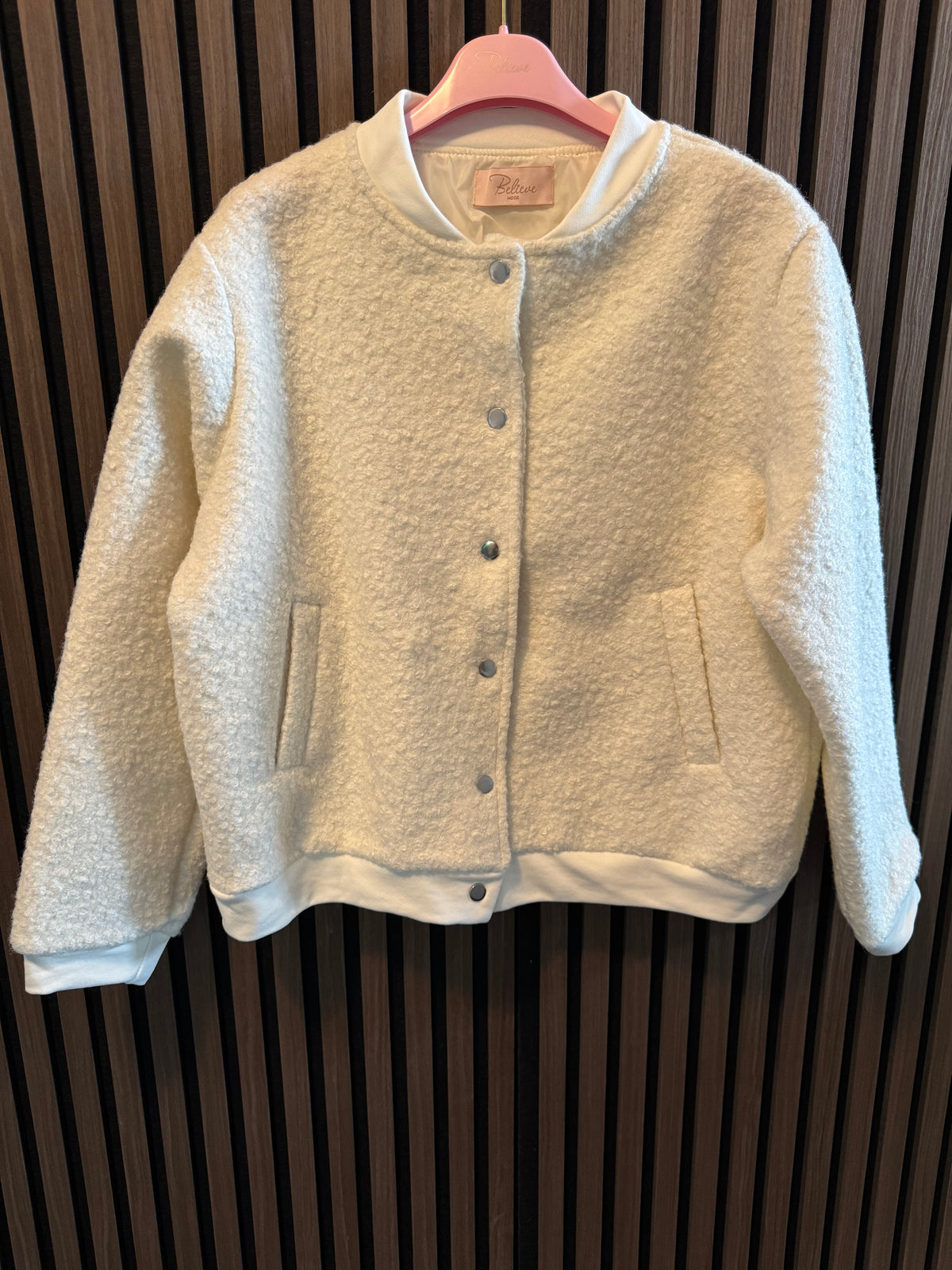 BASEBALL JACKE MIT KNOPFLEISTE | CREME