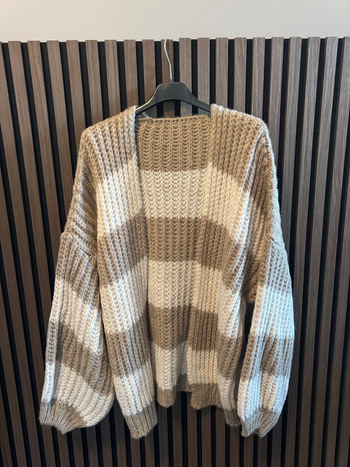 KUSCHLIGE STRICKJACKE | BREITE STREIFEN | CREME-BEIGE