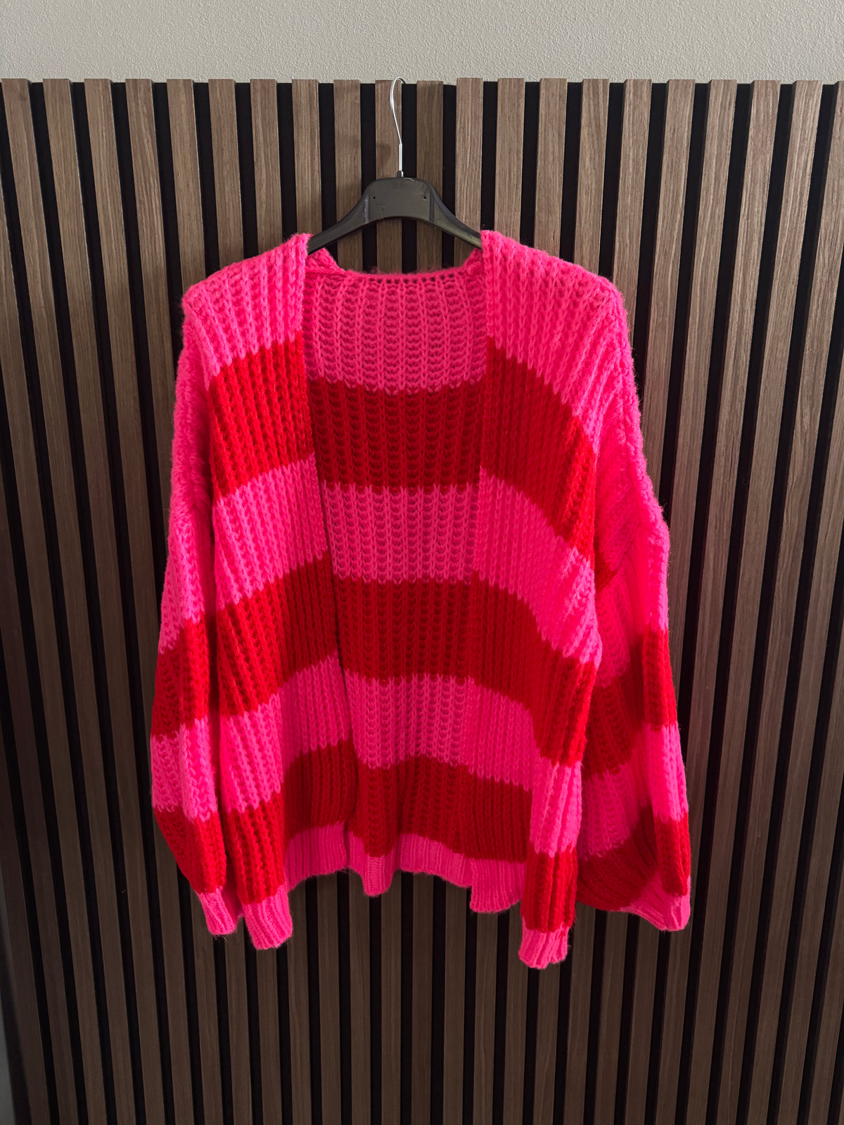 KUSCHLIGE STRICKJACKE | BREITE STREIFEN | PINK-ROT