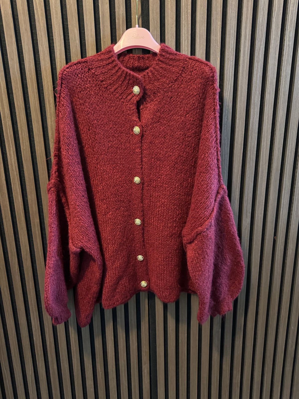 KUSCHLIGER OVERSIZE CARDIGAN MIT GOLDKNÖPFEN | BURGUNDY