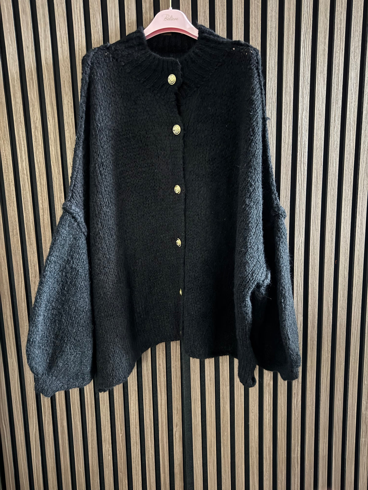 KUSCHLIGER OVERSIZE CARDIGAN MIT GOLDKNÖPFEN | SCHWARZ