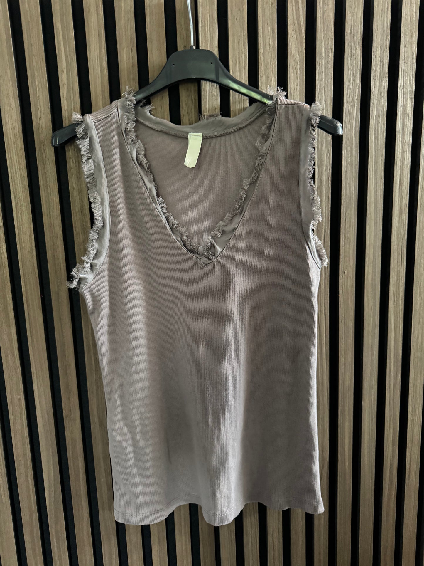 BASIC TOP MIT FRANSEN DETAILS