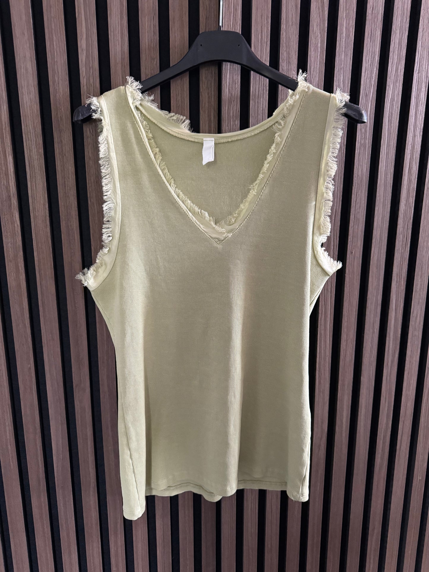 BASIC TOP MIT FRANSEN DETAILS