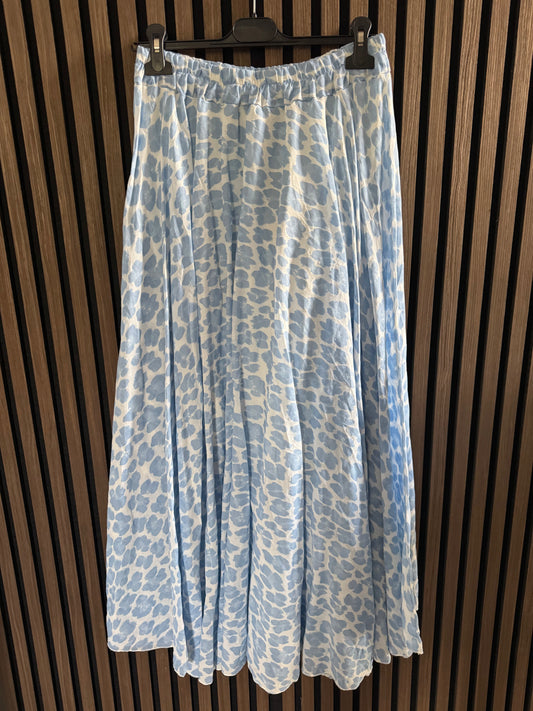 LEICHTER SOMMER ROCK | LEO PRINT | LANG | HELLBLAU