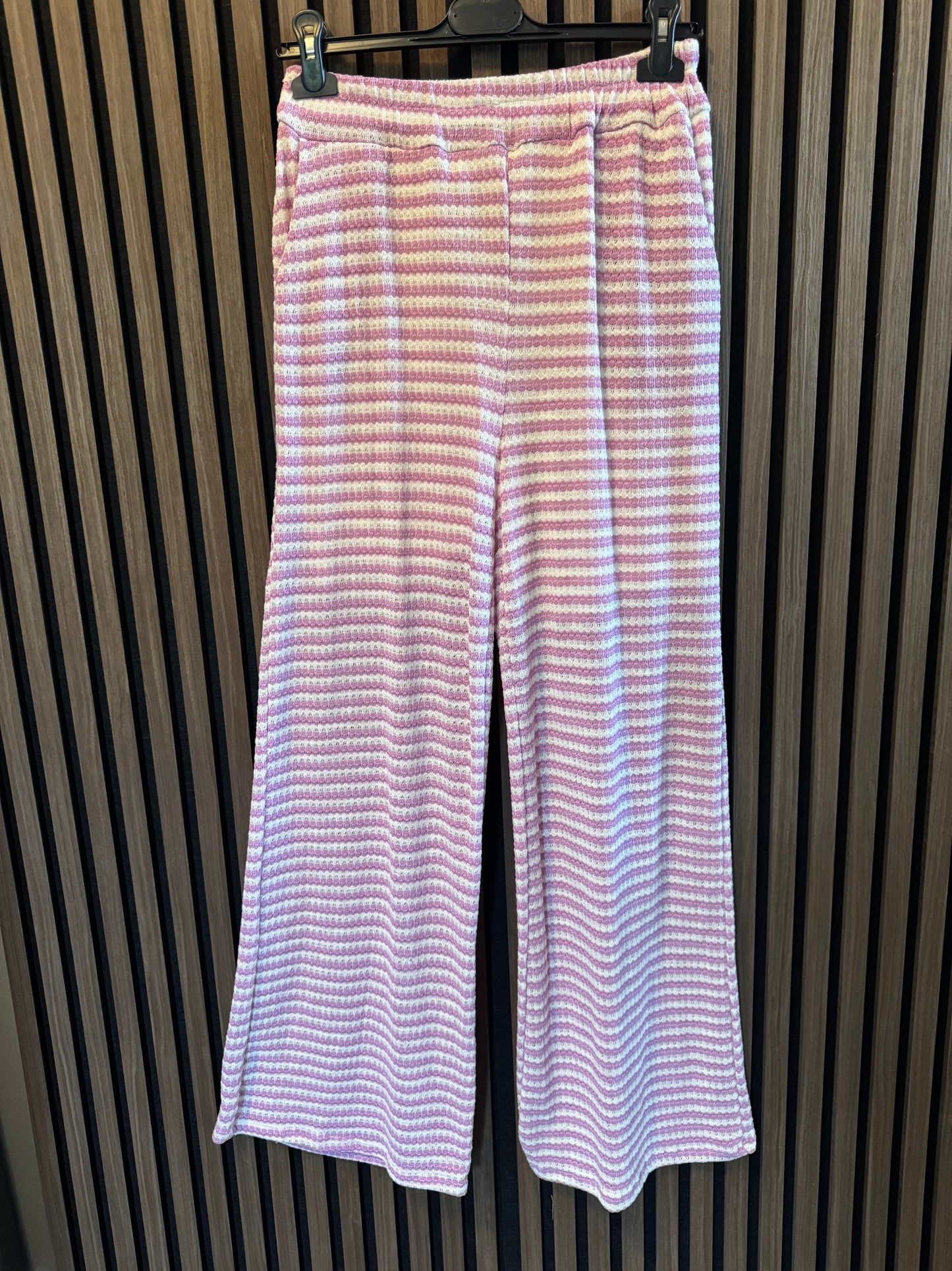 BEQUEME SOMMERHOSE | HÄKEL OPTIK | STREIFEN | FLIEDER-WEISS