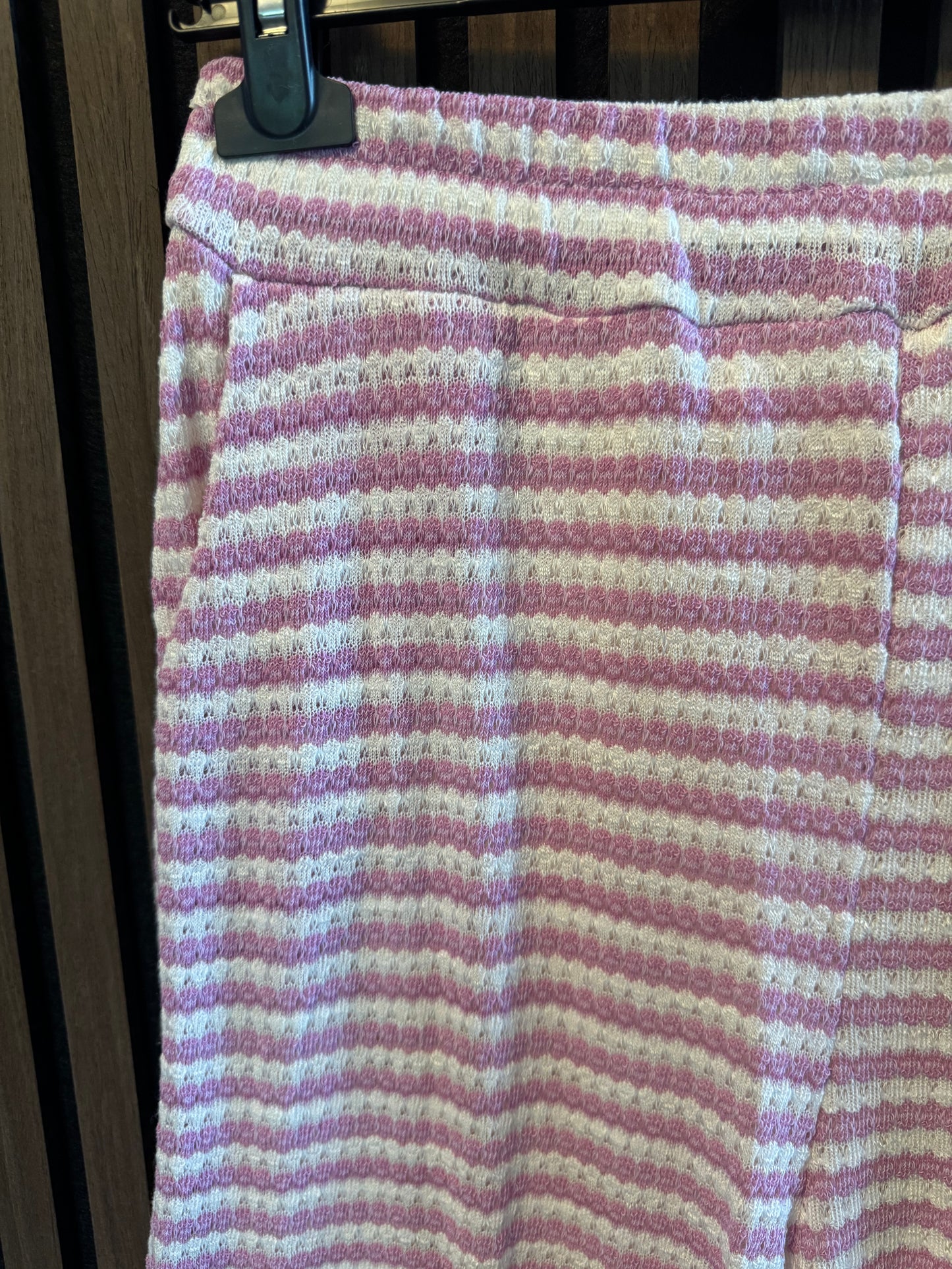 BEQUEME SOMMERHOSE | HÄKEL OPTIK | STREIFEN | FLIEDER-WEISS