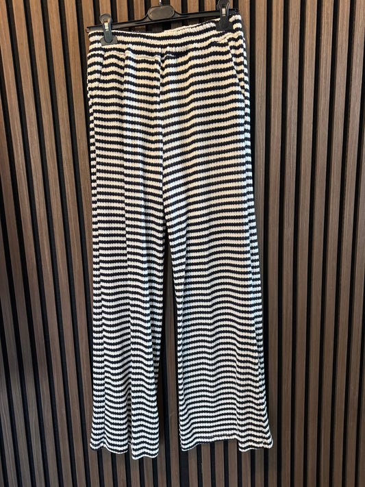 BEQUEME SOMMERHOSE | HÄKEL OPTIK | STREIFEN | SCHWARZ-WEISS