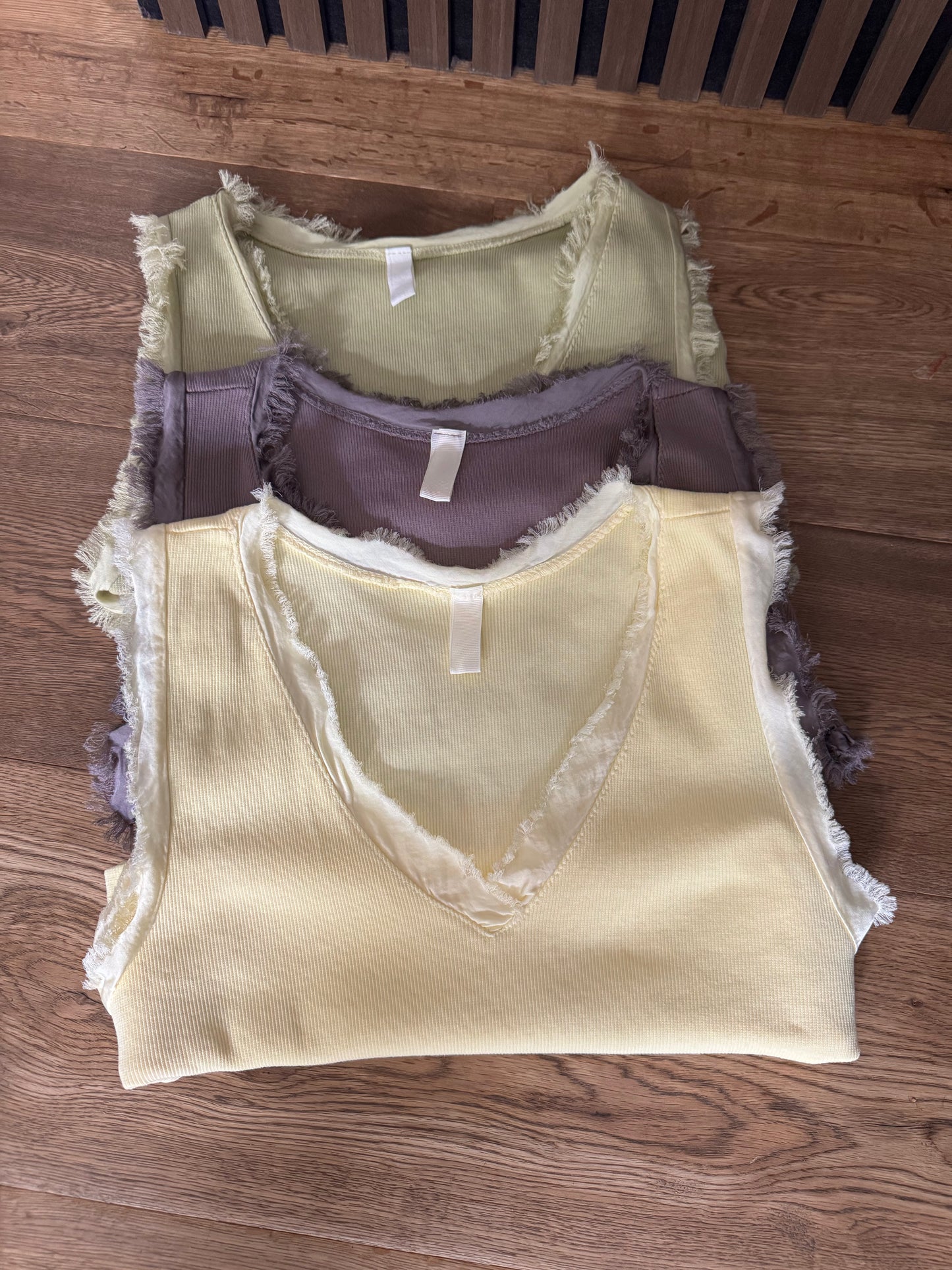 BASIC TOP MIT FRANSEN DETAILS