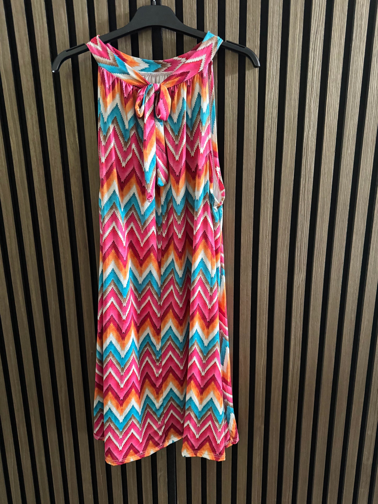 KURZES FLIESSENDES KLEID | MUSTER | PINK-TÜRKIS