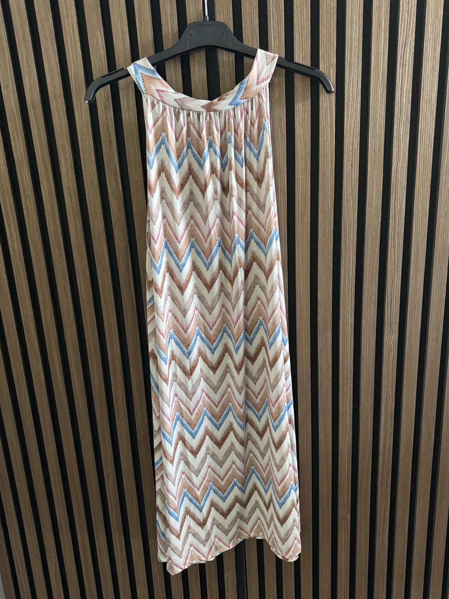 KURZES FLIESSENDES KLEID | MUSTER | BRAUN