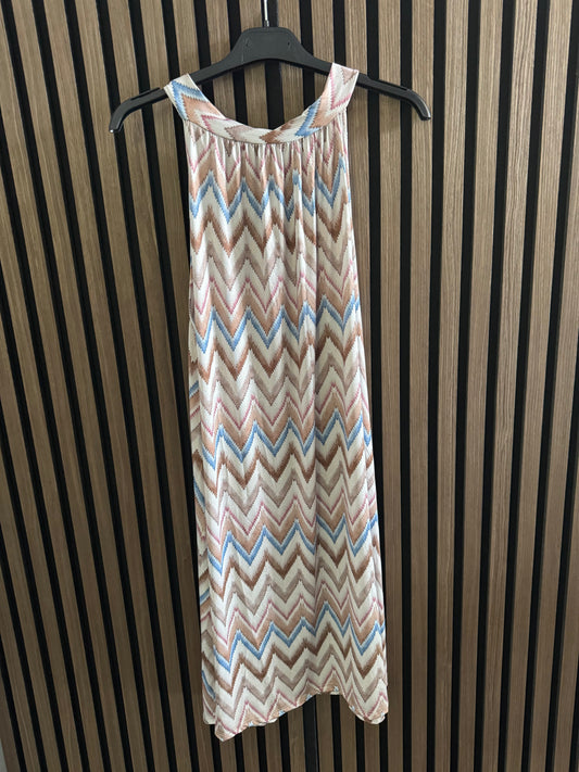 KURZES FLIESSENDES KLEID | MUSTER | BRAUN