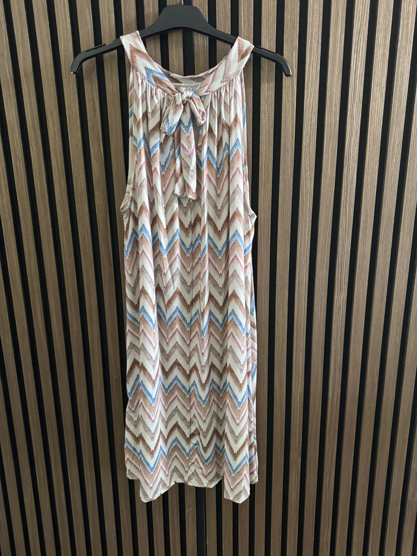 KURZES FLIESSENDES KLEID | MUSTER | BRAUN