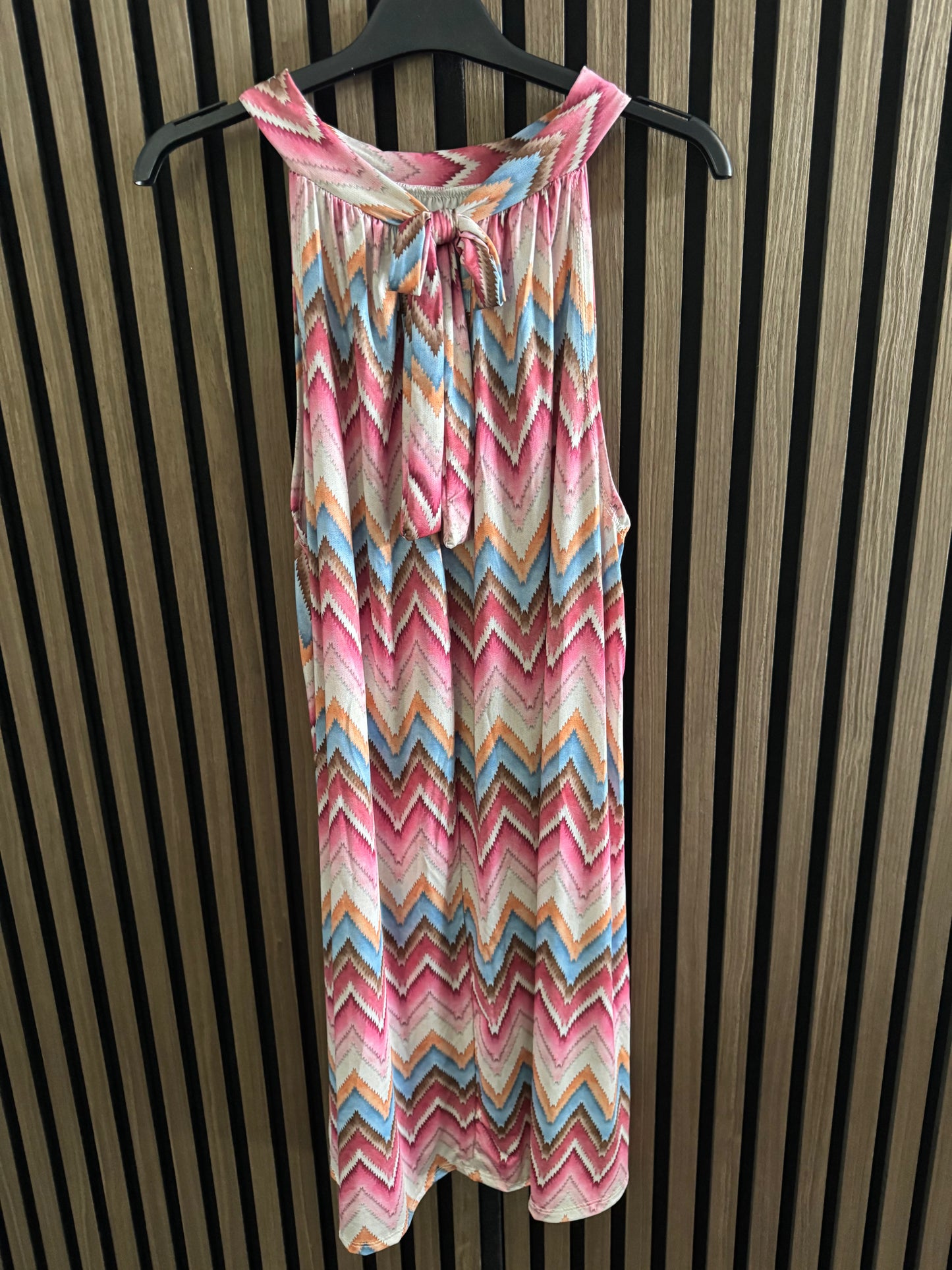 KURZES FLIESSENDES KLEID | MUSTER | PINK