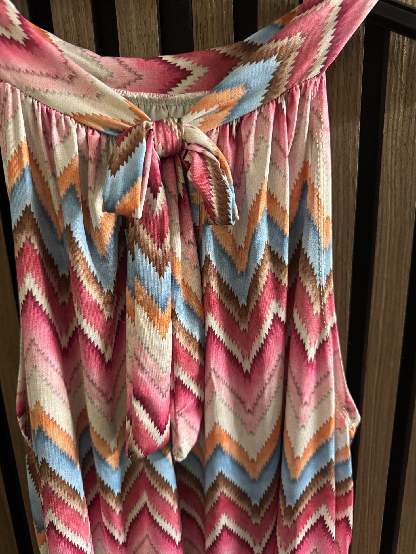 KURZES FLIESSENDES KLEID | MUSTER | PINK