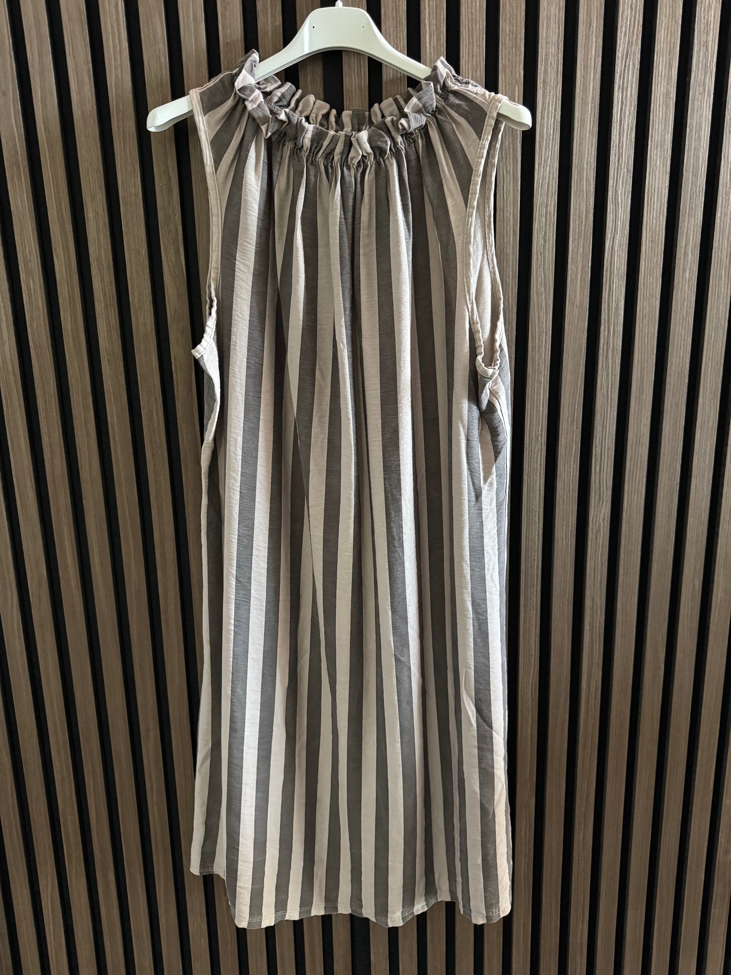 ÄRMELLOSES SOMMER KLEID | STREIFEN | RüSCHENAUSSCHNITT
