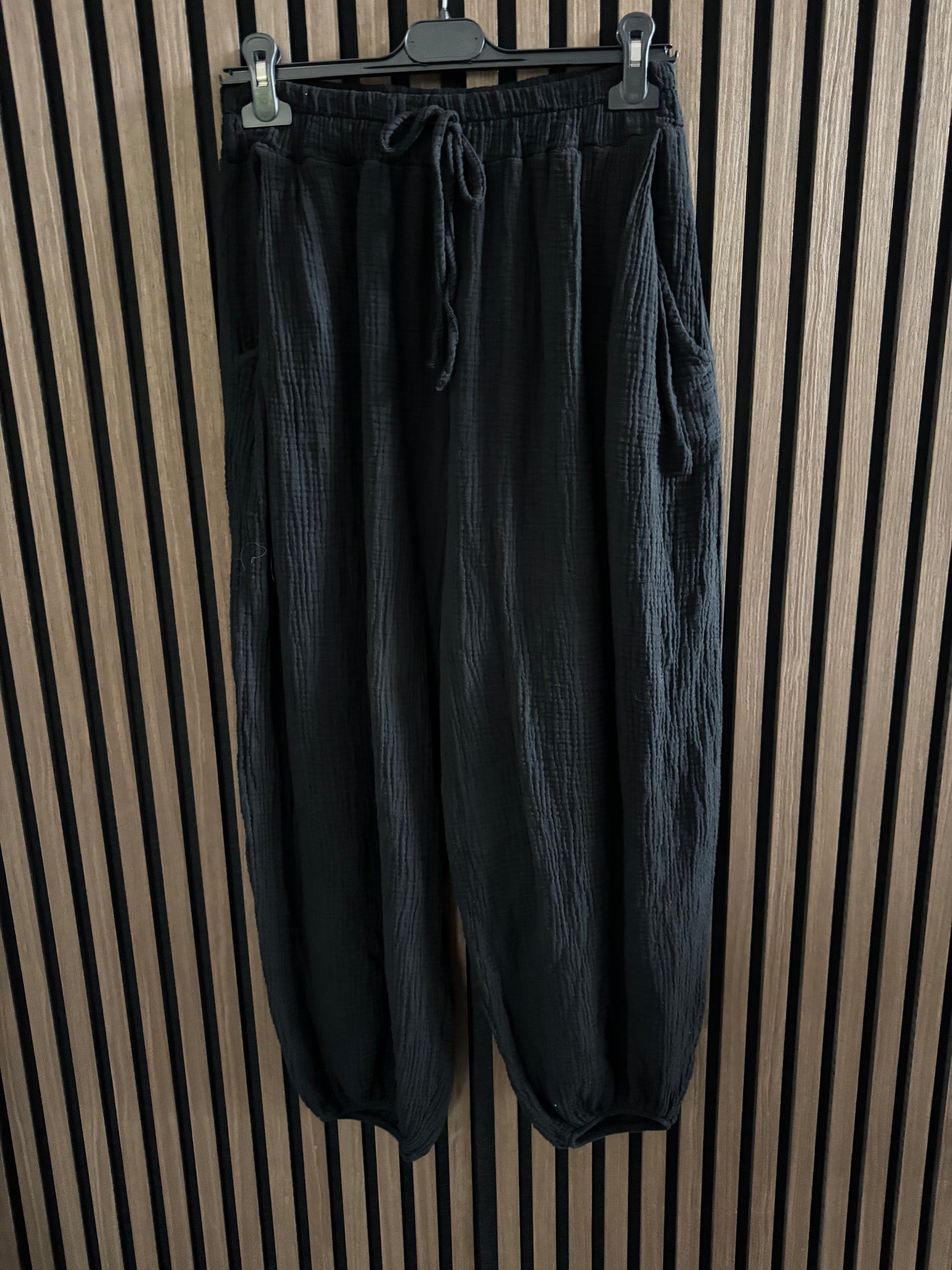 MUSSELIN HOSE BÜNDCHEN | SCHWARZ