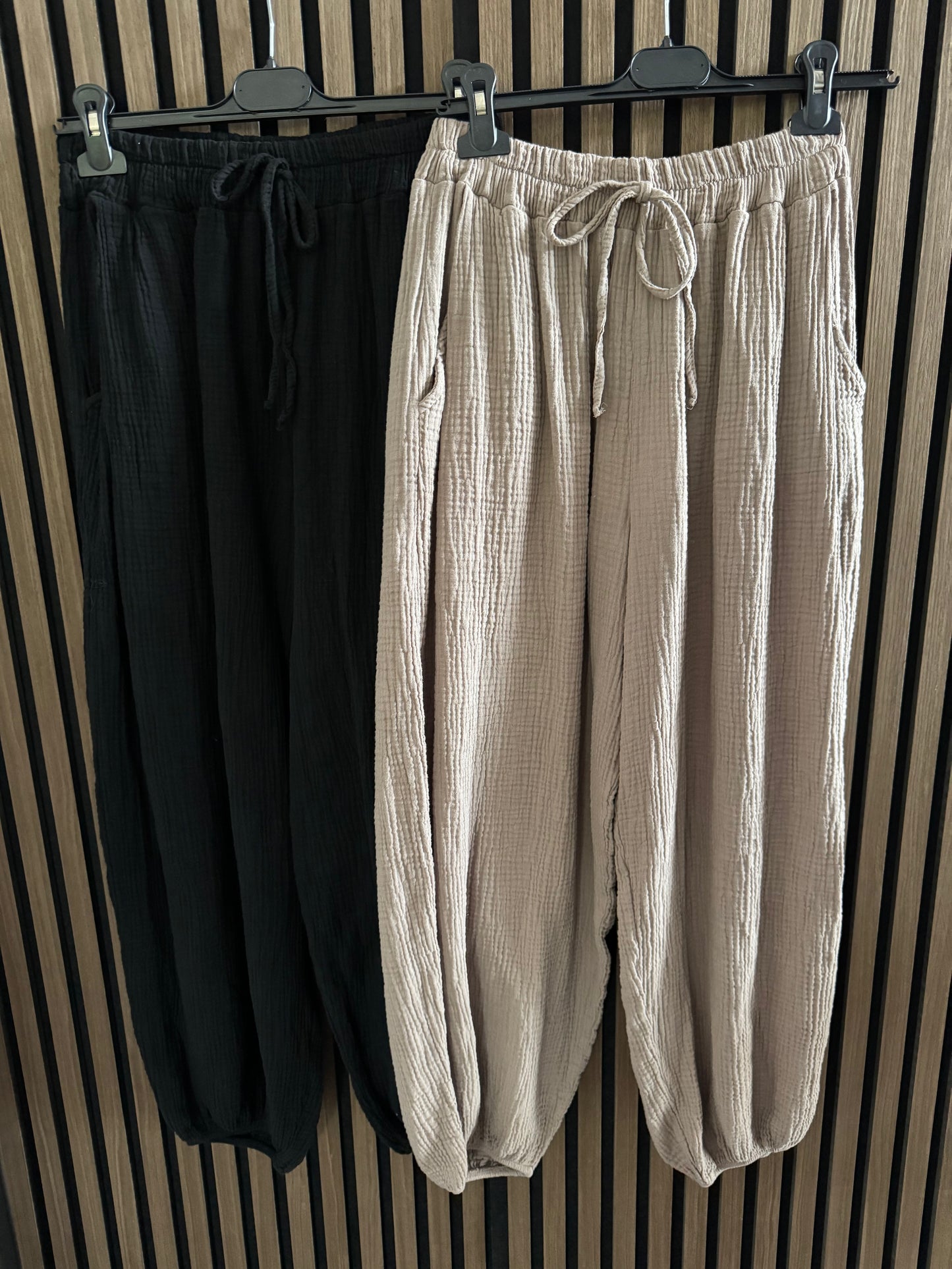 MUSSELIN HOSE BÜNDCHEN | SCHWARZ