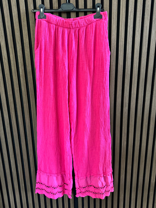 MUSSELIN HOSE MIT LOCHSTICKEREI | PINK