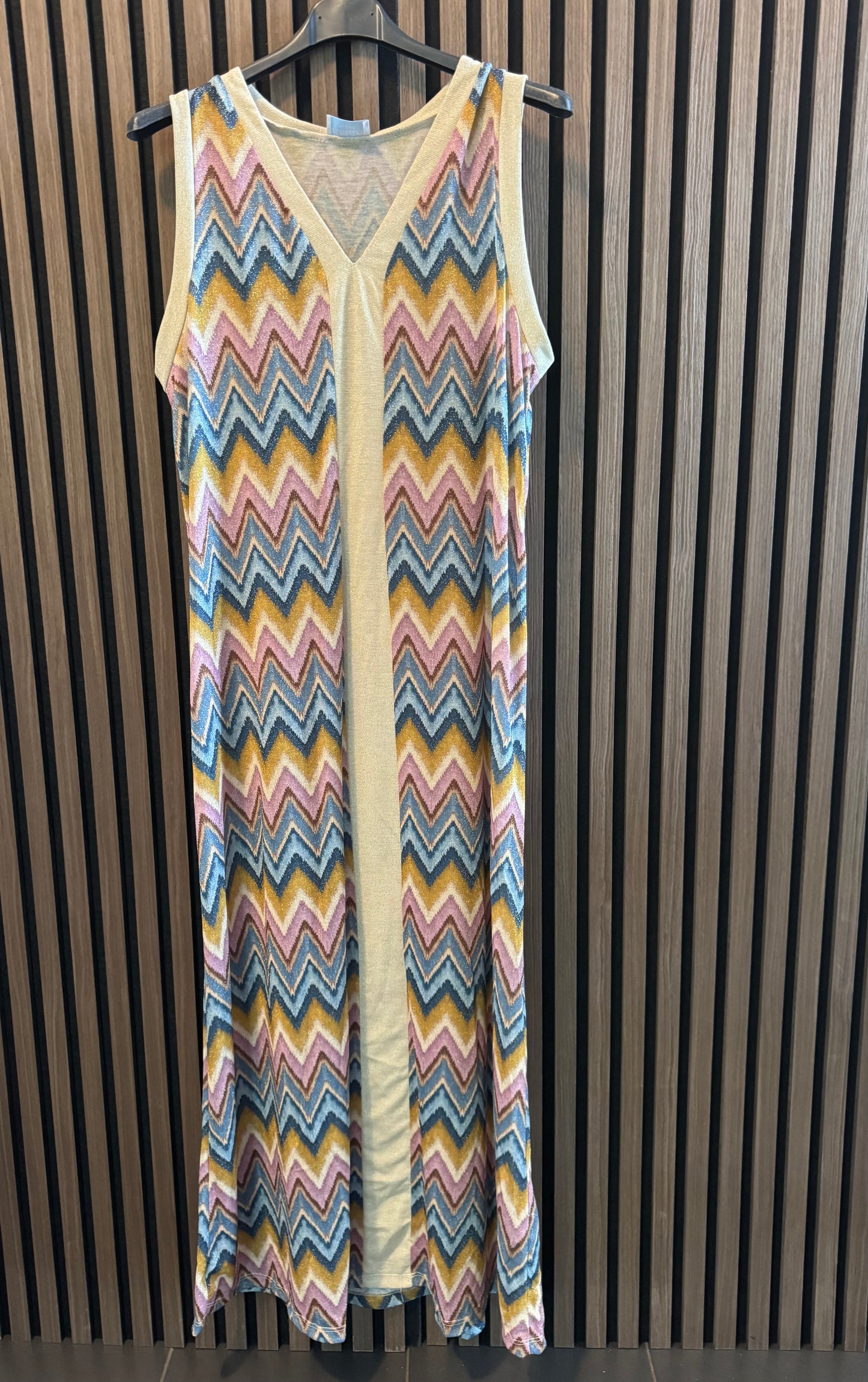 ÄRMELLOSES KLEID | LANG | GEMUSTERT GLITZER