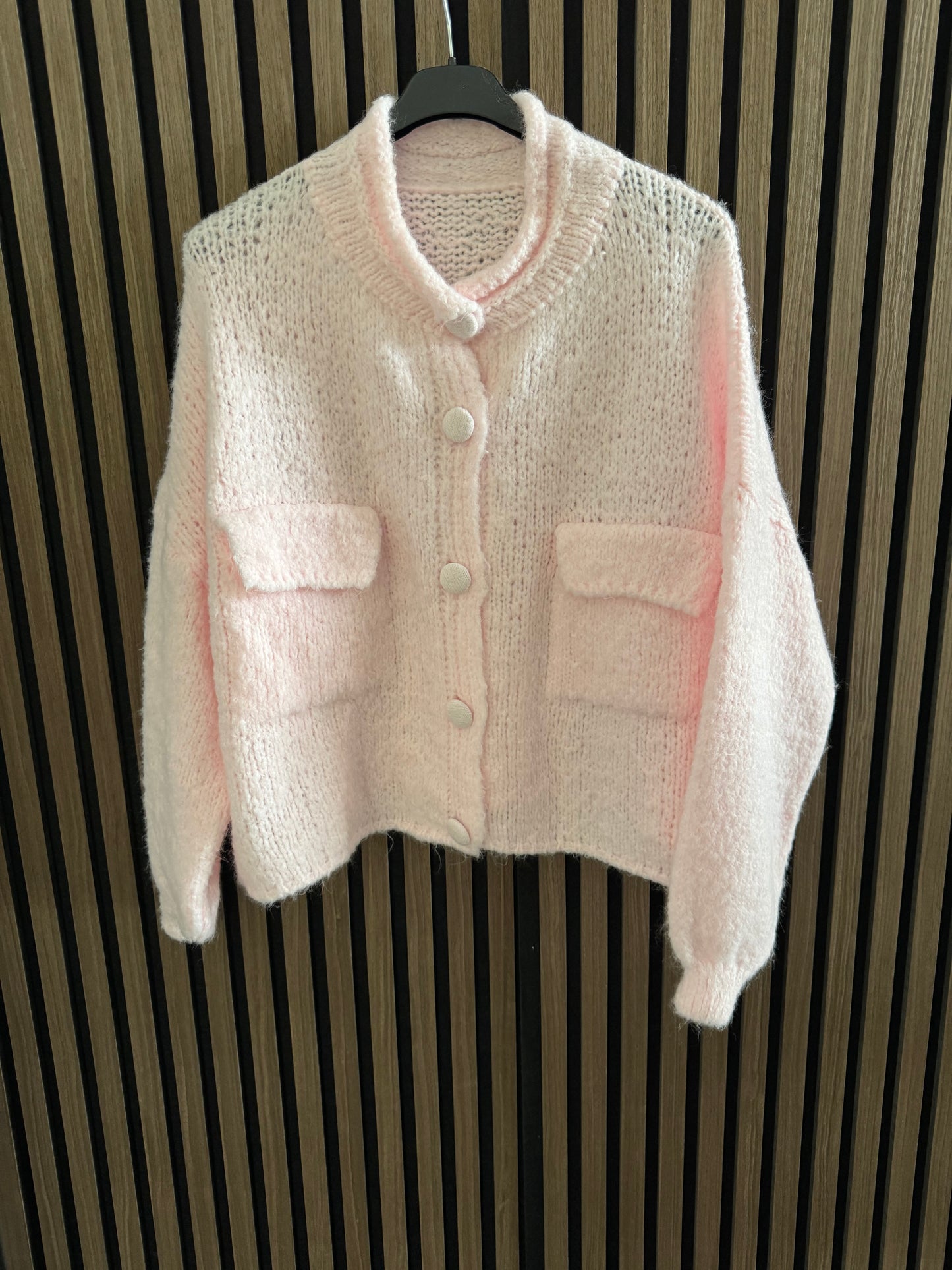 STRICKJACKE MIT AUFGESETZTEN TASCHEN | ROSA