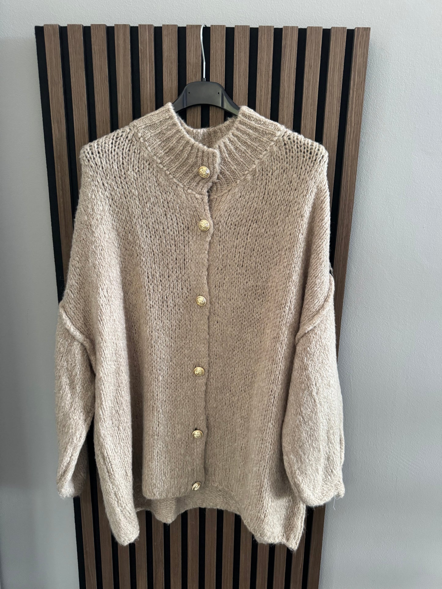 KUSCHELIGER OVERSIZE CARDIGAN MIT GOLDKNÖPFEN | BEIGE