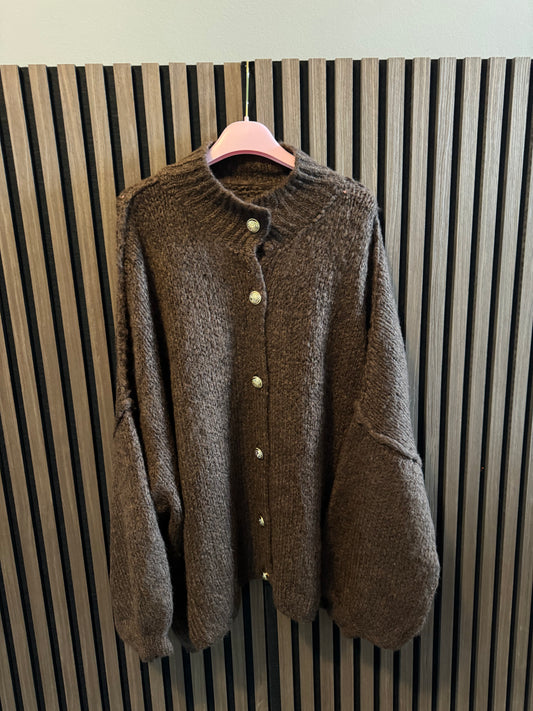 KUSCHLIGER OVERSIZE CARDIGAN MIT GOLDKNÖPFEN | CHOCOLATE