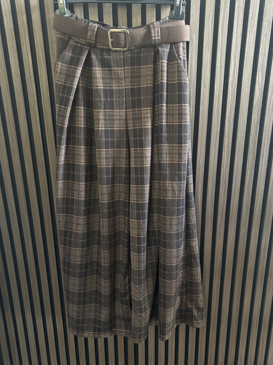 FLANELL HOSE MIT WEITEM BEIN UND GÜRTEL | KARIERT