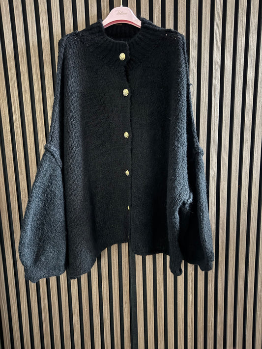 KUSCHLIGER OVERSIZE CARDIGAN MIT GOLDKNÖPFEN | SCHWARZ