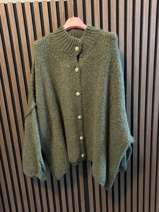 KUSCHELIGER OVERSIZE CARDIGAN MIT GOLDKNÖPFEN | OLIV